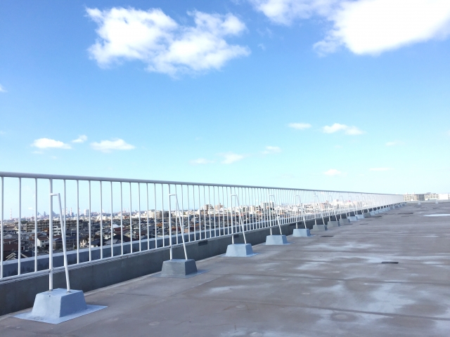 マンションの屋根の工事方法は?葺き替えや防水工事の費用相場も解説 マンションの屋根の工事方法は?葺き替えや防水工事の費用相場も解説