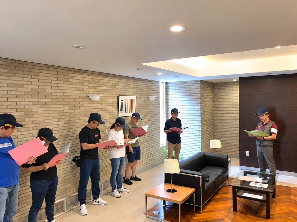 マンションの共用部で、所有者の皆さまが資料を見ながら専門家の説明を聞く診断ツアー