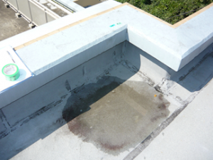 屋上の水勾配不良による水たまり