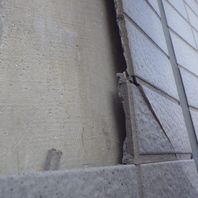 マンションの外壁タイル剥離・落下のリスクと管理組合でとるべき対策は？