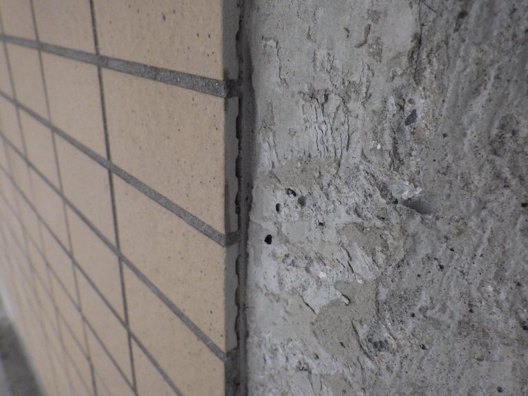 マンション外壁タイルのメリットは？種類や施工法、剥落リスクも解説