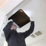 天井裏の点検口はどこにある？開け方や注意点、チェックポイントを解説