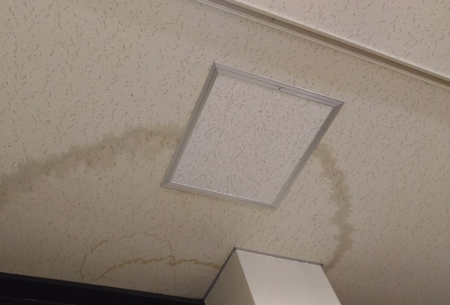 上の階から水漏れしたときの対処法!賠償の範囲や火災保険の適用も 上の階から水漏れしたときの対処法!賠償の範囲や火災保険の適用も